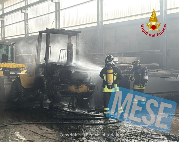 CARRELLO ELEVATORE IN FIAMME, INCENDIO DOMATO PRIMA CHE POTESSE FARE ULTERIORI DANNI